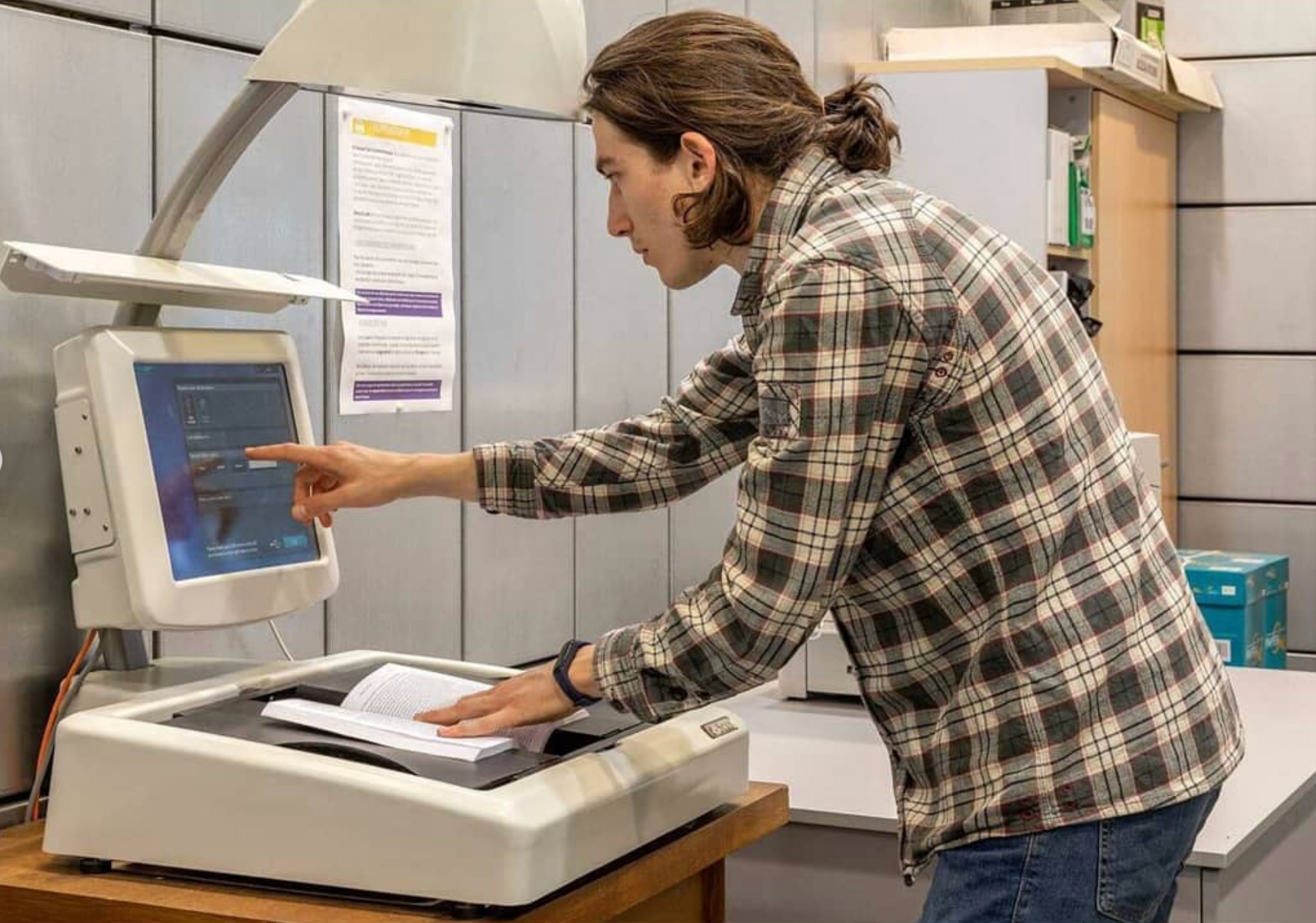 Muhammet Topal working with collections at the Bibliothèque Ulm of the École normale supérieure in Paris
